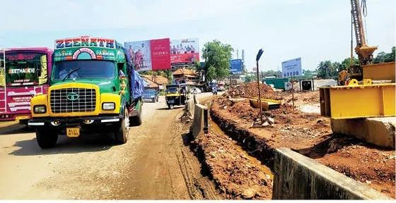 വടകര കരിമ്പനപ്പാലത്തെ വെള്ളക്കെട്ടിന് പരിഹാരം; ഗതാഗതക്കുരുക്ക് ഒഴിവായി