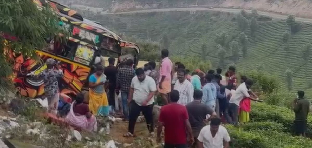 ഇടുക്കിയിൽ മിനി ബസ് തോട്ടത്തിലേക്ക് മറിഞ്ഞു: ഒരു മരണം, രണ്ട് പേരുടെ നില ഗുരുതരം
