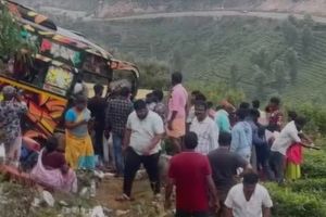 ഇടുക്കിയിൽ മിനി ബസ് തോട്ടത്തിലേക്ക് മറിഞ്ഞു: ഒരു മരണം, രണ്ട് പേരുടെ നില ഗുരുതരം