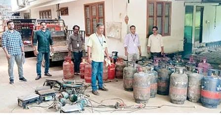 ഓമശ്ശേരിയിൽ അനധികൃത ഗ്യാസ് ഫില്ലിങ് കേന്ദ്രം പിടികൂടി: 91 സിലിൻഡറുകൾ പിടിച്ചെടുത്തു