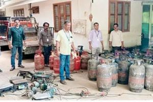 ഓമശ്ശേരിയിൽ അനധികൃത ഗ്യാസ് ഫില്ലിങ് കേന്ദ്രം പിടികൂടി: 91 സിലിൻഡറുകൾ പിടിച്ചെടുത്തു