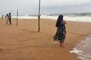 വർക്കല പാപനാശം തീരത്ത് കടലിലിറങ്ങുന്നതിന് വിലക്ക്; കടലേറ്റവും അടിയൊഴുക്കും ശക്തം