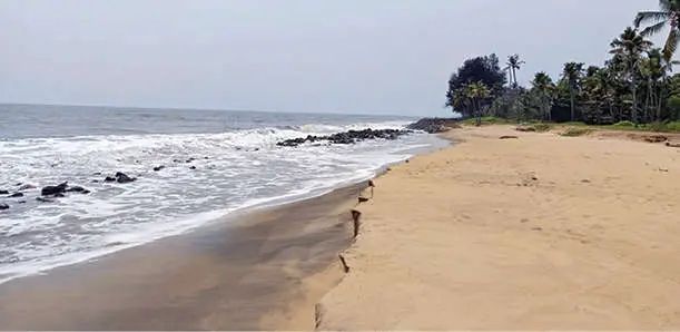 കടൽഭിത്തി തകർന്നിട്ട് 15 വർഷം; കാലവർഷം കനക്കുമ്പോൾ കടലേറ്റ ഭീതിയിൽ കൂളിമുട്ടം തീരത്തെ നൂറോളം കുടുംബങ്ങൾ