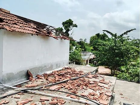 വടകര മേഖലയിൽ മിന്നൽച്ചുഴലി; മുപ്പതോളം വീടുകൾക്ക് കേടുപാട്, ലക്ഷങ്ങളുടെ കൃഷിനാശം