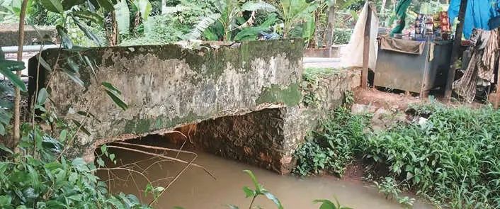 പന്തലായനിയിൽ കനാൽപ്പാലത്തിന്റെ അടിഭാഗം തകർന്നു; വൻ അപകടഭീഷണിയുയർത്തി ദ്രവിച്ച കമ്പികൾ