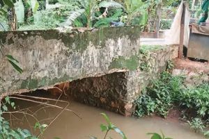 പന്തലായനിയിൽ കനാൽപ്പാലത്തിന്റെ അടിഭാഗം തകർന്നു; വൻ അപകടഭീഷണിയുയർത്തി ദ്രവിച്ച കമ്പികൾ
