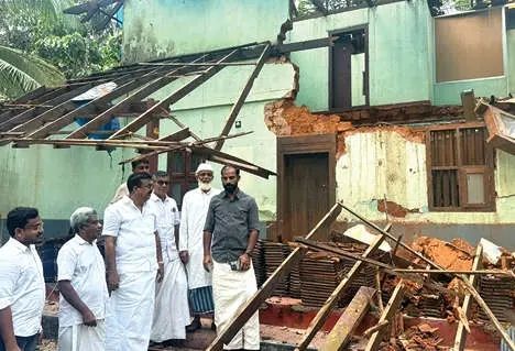 കുറ്റ്യാടിയിൽ ചുഴലിക്കാറ്റ് നാശനഷ്ടം: അടിയന്തര നഷ്ടപരിഹാരം ലഭ്യമാക്കാൻ നടപടി സ്വീകരിക്കുമെന്ന് പാറക്കൽ അബ്ദുള്ള