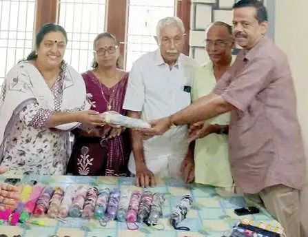കിടപ്പുരോഗിയായ സുവർണന്റെ അതിജീവനത്തിന്റെ 'സുവർണകുടകൾ'; വിൽപ്പന ഉദ്ഘാടനം ചെയ്തു