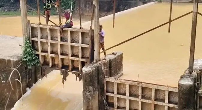 വേനൽമഴ ശക്തമായി; വിഷ്ണുമംഗലം ബണ്ടിന്റെ ഷട്ടറുകൾ തുറന്നു