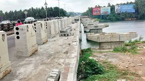 അറപ്പുഴ പഴയപാലത്തിന്റെ നടപ്പാത പൊളിക്കൽ പൂർത്തിയായി: പുതിയ പാലവുമായി കൂട്ടിയോജിപ്പിക്കാനുള്ള പ്രവൃത്തികൾ വേഗത്തിലേക്ക്