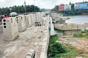 അറപ്പുഴ പഴയപാലത്തിന്റെ നടപ്പാത പൊളിക്കൽ പൂർത്തിയായി: പുതിയ പാലവുമായി കൂട്ടിയോജിപ്പിക്കാനുള്ള പ്രവൃത്തികൾ വേഗത്തിലേക്ക്