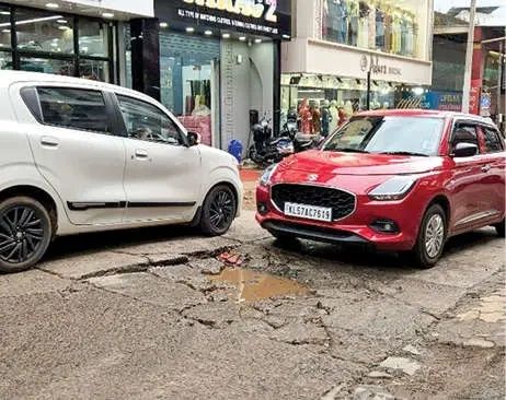 മുക്കം നഗര സൗന്ദര്യവത്കരണത്തിലെ മെല്ലെപ്പോക്ക്: വ്യാപാരികളും യാത്രക്കാരും കടുത്ത ദുരിതത്തിൽ