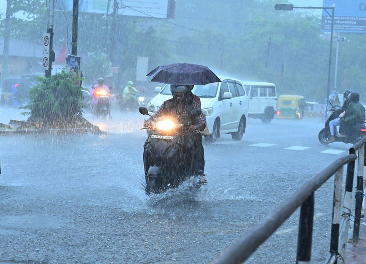 അറബിക്കടലിൽ ന്യൂനമർദം: സംസ്ഥാനത്ത് ഒറ്റപ്പെട്ട ശക്തമായ മഴ തുടരും, ഒമ്പത് ജില്ലകളിൽ യെല്ലോ അലേർട്ട്