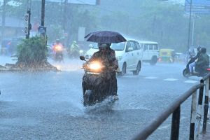 അറബിക്കടലിൽ ന്യൂനമർദം: സംസ്ഥാനത്ത് ഒറ്റപ്പെട്ട ശക്തമായ മഴ തുടരും, ഒമ്പത് ജില്ലകളിൽ യെല്ലോ അലേർട്ട്