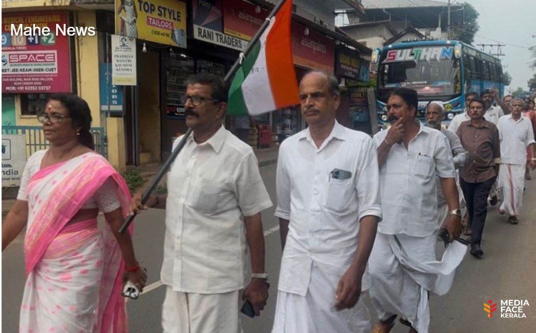 മയ്യഴിയിലും പള്ളൂരിലും ആഹ്ലാദ പ്രകടനം നടത്തി