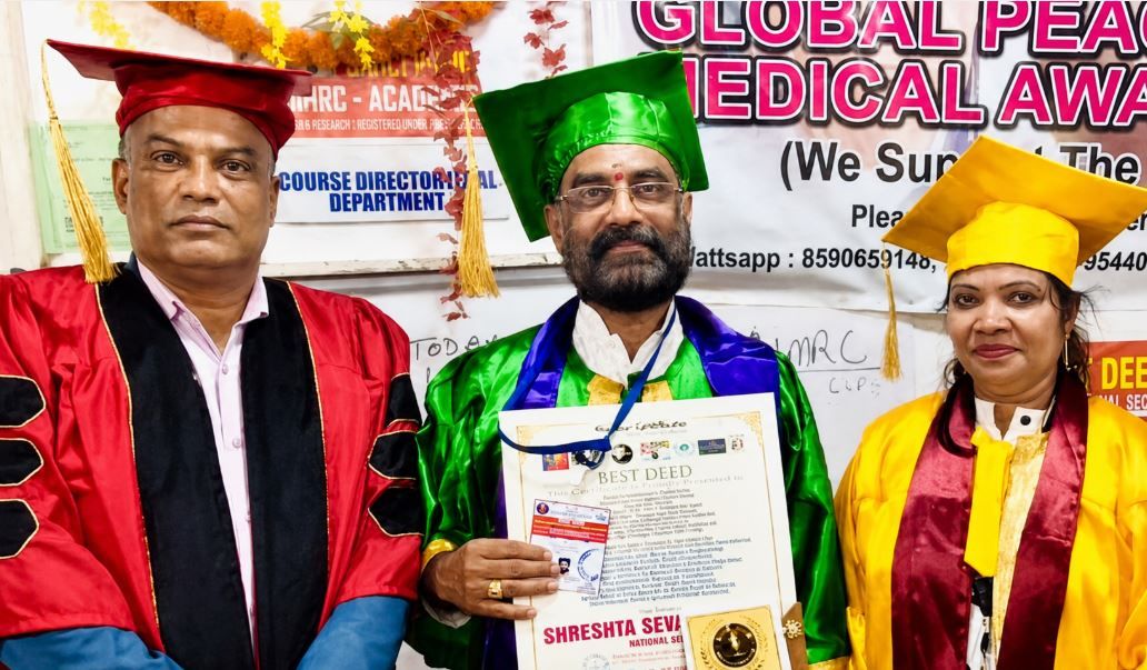 രാജേന്ദ്രപ്രസാദ് അമൃതയ്ക്ക് പുരസ്കാരം സമ്മാനിച്ചു
