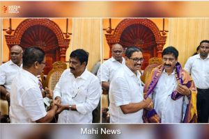 മാഹി നിയുക്ത എം എൽ എ അഡ്വ:ടി അശോക് കുമാർ താൽക്കാലിക സ്പീക്കർ അൻപഴകൻ എം എൽ എ യെ സന്ദർശിച്ചപ്പോൾ