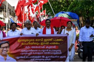 നിയുക്ത മാഹി എം എൽ എ അഡ്വ: ടി. അശോക് കുമാർ സത്യപ്രതിജ്ഞക്കായി പുതുച്ചേരി അസംബ്ലിയിലേക്ക് പ്രകടനമായി പോകുന്നു.