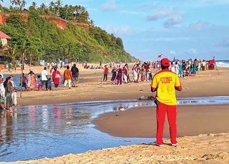 ശക്തമായ കടലേറ്റവും അടിയൊഴുക്കും: വർക്കല തീരങ്ങളിൽ സഞ്ചാരികൾക്ക് കർശന നിയന്ത്രണം
