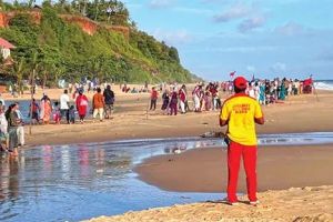 ശക്തമായ കടലേറ്റവും അടിയൊഴുക്കും: വർക്കല തീരങ്ങളിൽ സഞ്ചാരികൾക്ക് കർശന നിയന്ത്രണം