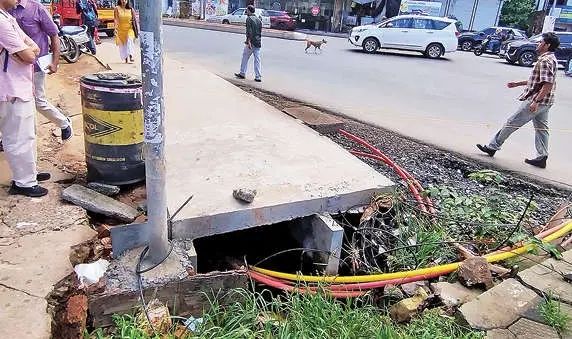 കാൽനടയാത്രക്കാർക്ക് ചതിക്കുഴിയായി മാവൂർ റോഡ് ജങ്ഷൻ; അധികൃതർ കണ്ണ് തുറക്കണമെന്ന് നാട്ടുകാർ