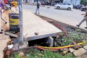 കാൽനടയാത്രക്കാർക്ക് ചതിക്കുഴിയായി മാവൂർ റോഡ് ജങ്ഷൻ; അധികൃതർ കണ്ണ് തുറക്കണമെന്ന് നാട്ടുകാർ
