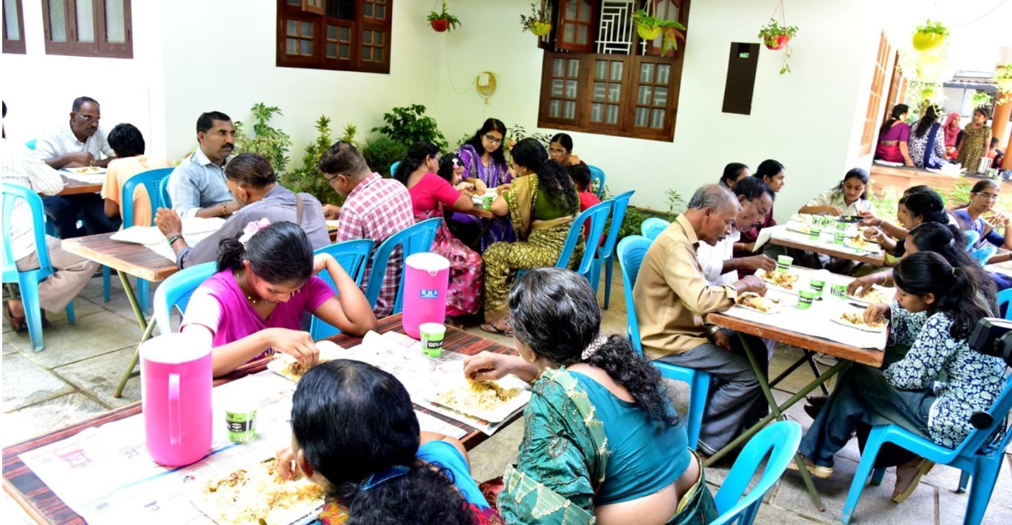 കെ റെയിൽ വിരുദ്ധ ജനകീയ സമര സമിതി ; മുക്കാളിയിൽ ആഹ്ലാദ പ്രകടനവും മധുര വിതരണം,ബിരിയാണി വിതരണം