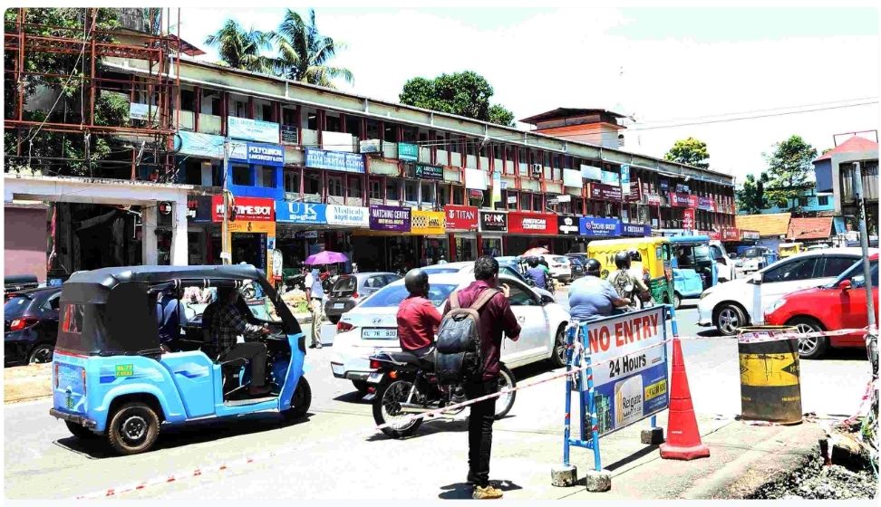 മാനാഞ്ചിറ-മലാപ്പറമ്പ് നാലുവരിപ്പാതയിലെ ഗതാഗതക്കുരുക്ക്: മീഡിയന്റെ വീതി കുറയ്ക്കണമെന്ന് ട്രാഫിക് പോലീസ്