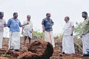 കിണമ്പ്രക്കുന്നിൽ മണ്ണെടുപ്പ് നീക്കത്തിനെതിരെ പ്രതിഷേധം ശക്തം