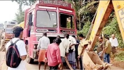 വടകരയിൽ ചരക്കുലോറി തകരാറിലായി: ദേശീയപാതയിൽ മണിക്കൂറുകളോളം ഗതാഗതക്കുരുക്ക്