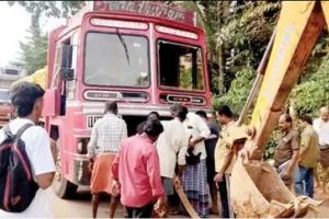 വടകരയിൽ ചരക്കുലോറി തകരാറിലായി: ദേശീയപാതയിൽ മണിക്കൂറുകളോളം ഗതാഗതക്കുരുക്ക്