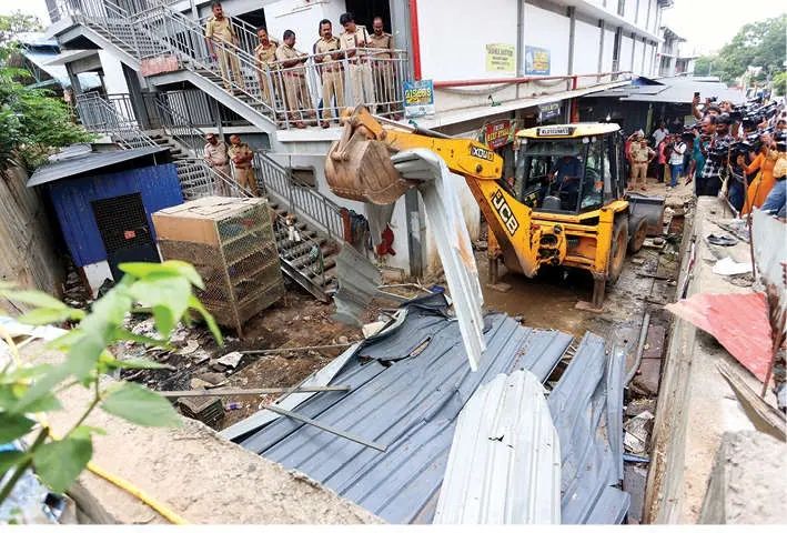 പാളയം മാർക്കറ്റിലെ അനധികൃത നിർമാണങ്ങൾ കോർപ്പറേഷൻ പൊളിച്ചുതുടങ്ങി; ഗുണ്ടാപ്പിരിവിനും കൈയേറ്റത്തിനുമെതിരെ കർശന നടപടിയുമായി മേയർ