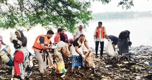 ‘ചേലോടെ ചാലിയാർ’; രാമനാട്ടുകരയിൽ മാലിന്യങ്ങൾ വാരിയെടുത്ത് ജനകീയ പുഴശുചീകരണം