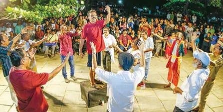 ഫ്ലാഷ്മോബും തെരുവുനാടകവുമായി കോഴിക്കോട്ട് ലോക സ്കീസോഫ്രീനിയ ദിനാചരണം