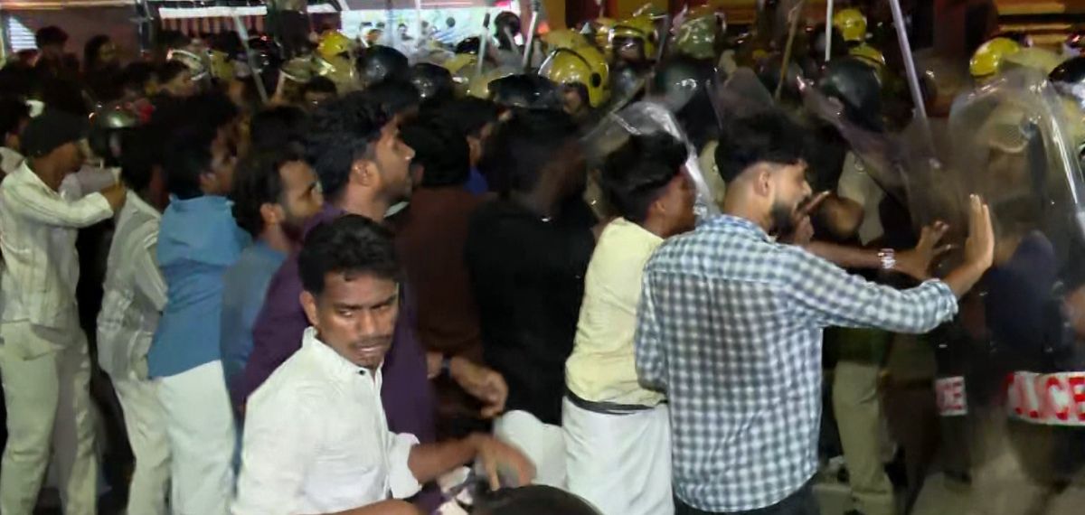 പാളയത്ത് എസ്എഫ്‌ഐ-കെഎസ്‌യു പ്രവർത്തകർ തമ്മിൽ വൻ സംഘർഷം; പോലീസ് ജലപീരങ്കിയും ലാത്തിച്ചാർജ്ജും പ്രയോഗിച്ചു