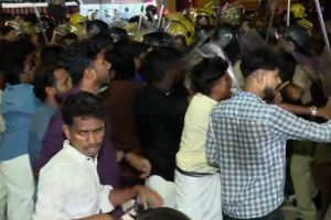 പാളയത്ത് എസ്എഫ്‌ഐ-കെഎസ്‌യു പ്രവർത്തകർ തമ്മിൽ വൻ സംഘർഷം; പോലീസ് ജലപീരങ്കിയും ലാത്തിച്ചാർജ്ജും പ്രയോഗിച്ചു