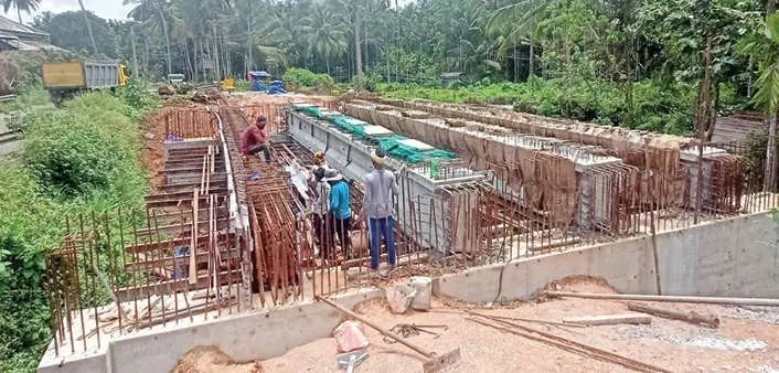 സംസ്ഥാനപാതയിലെ പാറക്കടവ് പാലം നിർമാണം ഇഴയുന്നു; യാത്രാക്ലേശം രൂക്ഷം