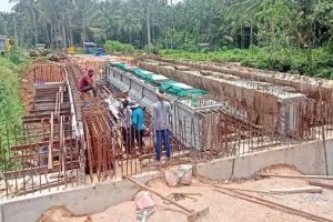സംസ്ഥാനപാതയിലെ പാറക്കടവ് പാലം നിർമാണം ഇഴയുന്നു; യാത്രാക്ലേശം രൂക്ഷം