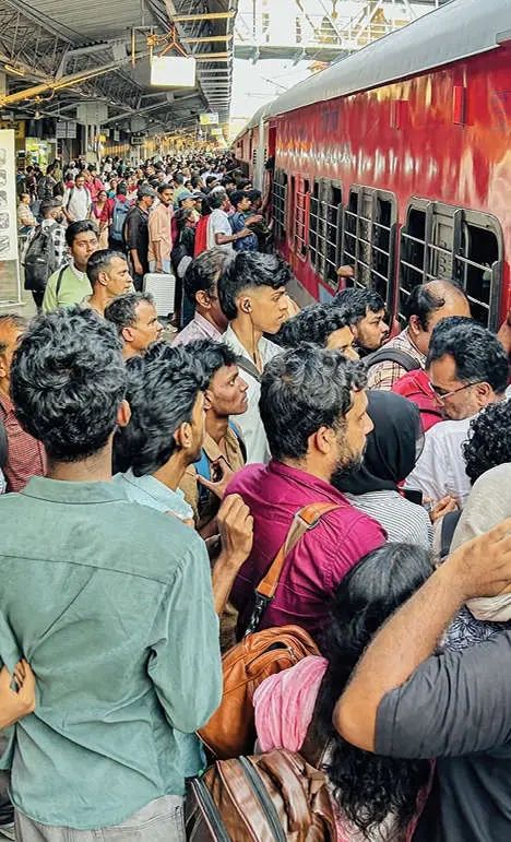 ബക്രീദ് അവധിയും സ്കൂൾ തുറക്കലും ഒന്നിച്ചു; കാൽകുത്താനിടമില്ലാതെ നിറഞ്ഞോടി ട്രെയിനുകൾ