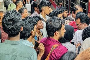 ബക്രീദ് അവധിയും സ്കൂൾ തുറക്കലും ഒന്നിച്ചു; കാൽകുത്താനിടമില്ലാതെ നിറഞ്ഞോടി ട്രെയിനുകൾ