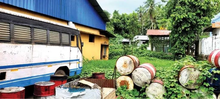 അസൗകര്യങ്ങളിൽ ശ്വാസംമുട്ടി തൊട്ടിൽപ്പാലം കെ.എസ്.ആർ.ടി.സി. ഡിപ്പോ; കാടുമൂടിയ ഗാരേജും വന്യമൃഗശല്യവും ജീവനക്കാരെ ഭീതിയിലാഴ്ത്തുന്നു