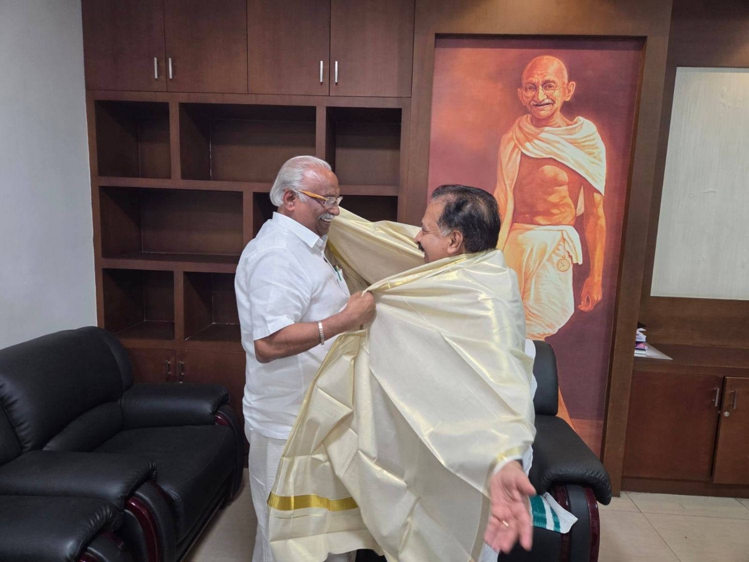 രമേശ് ചെന്നിത്തലയ്ക്ക് ജന്മദിനാശംസകൾ നേർന്ന് ഗോകുലം ഗോപാലൻ; ദീർഘകാല രാഷ്ട്രീയ അനുഭവ സമ്പത്ത് നാടിന് കരുത്താകുമെന്ന് പ്രസ്താവന