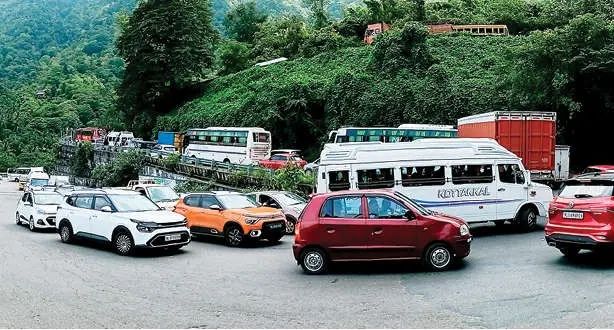താമരശ്ശേരി ചുരത്തിൽ അതിരൂക്ഷമായ ഗതാഗതക്കുരുക്ക്; യാത്രക്കാർ മണിക്കൂറുകളോളം വഴിയിൽ കുടുങ്ങി