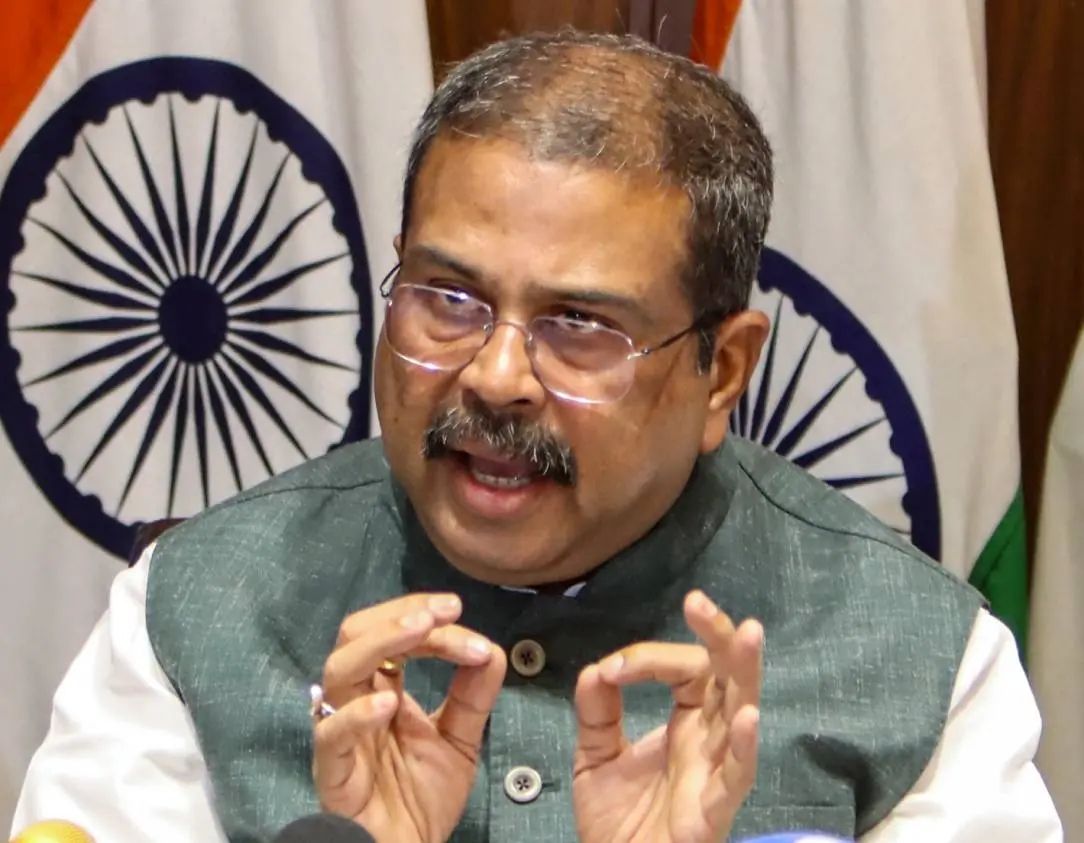 നീറ്റ് പുനഃപരീക്ഷയുടെ ചോദ്യപേപ്പർ വിമാനത്തിലെത്തും; വിതരണത്തിന് വ്യോമസേനയുടെ സഹായം തേടാൻ കേന്ദ്രം