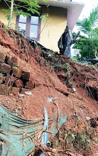 ഒളവണ്ണ ചുങ്കത്ത് രണ്ടുവീടുകൾ മണ്ണിടിച്ചിൽ ഭീഷണിയിൽ; സംരക്ഷണഭിത്തി തകർന്നു
