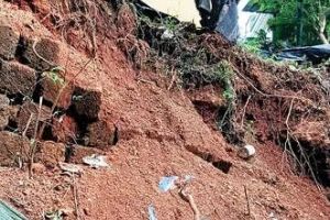 ഒളവണ്ണ ചുങ്കത്ത് രണ്ടുവീടുകൾ മണ്ണിടിച്ചിൽ ഭീഷണിയിൽ; സംരക്ഷണഭിത്തി തകർന്നു