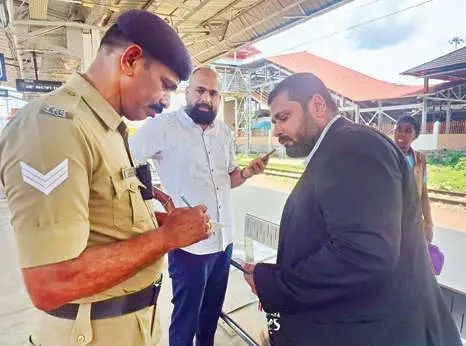 അപൂർവ്വ സത്യസന്ധത: ട്രെയിനിൽ മറന്നുവെച്ച നാലുലക്ഷം രൂപയും രേഖകളും യാത്രക്കാരന് തിരികെ നൽകി ടി.ടി.ഇ