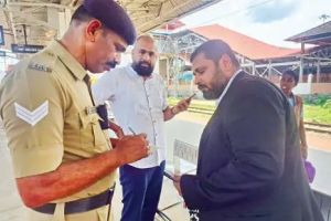 അപൂർവ്വ സത്യസന്ധത: ട്രെയിനിൽ മറന്നുവെച്ച നാലുലക്ഷം രൂപയും രേഖകളും യാത്രക്കാരന് തിരികെ നൽകി ടി.ടി.ഇ