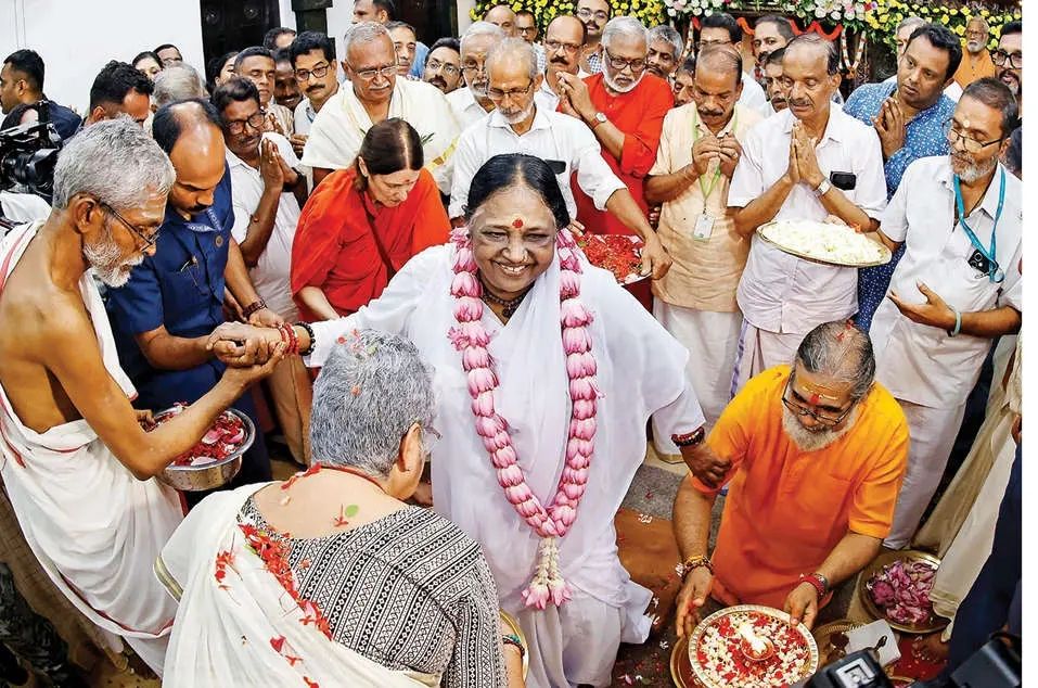 ഏഴുവർഷത്തെ ഇടവേളയ്ക്കുശേഷം മാതാ അമൃതാനന്ദമയി കോഴിക്കോട്ട്: ബ്രഹ്മസ്ഥാന വാർഷികോത്സവത്തിന് ഭക്തിസാന്ദ്രമായ തുടക്കം