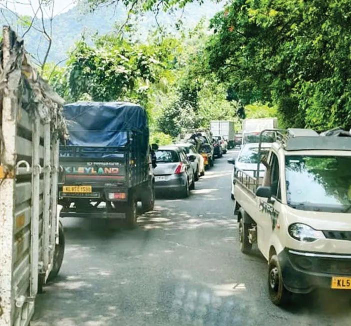 തീരാക്കുരുക്കായി താമരശ്ശേരി ചുരം: ബസ് കേടായതിനെത്തുടർന്ന് ശനിയാഴ്ചയും യാത്രക്കാർ വലഞ്ഞു